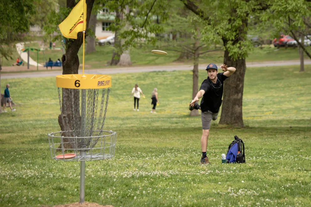 Man playing disc golf