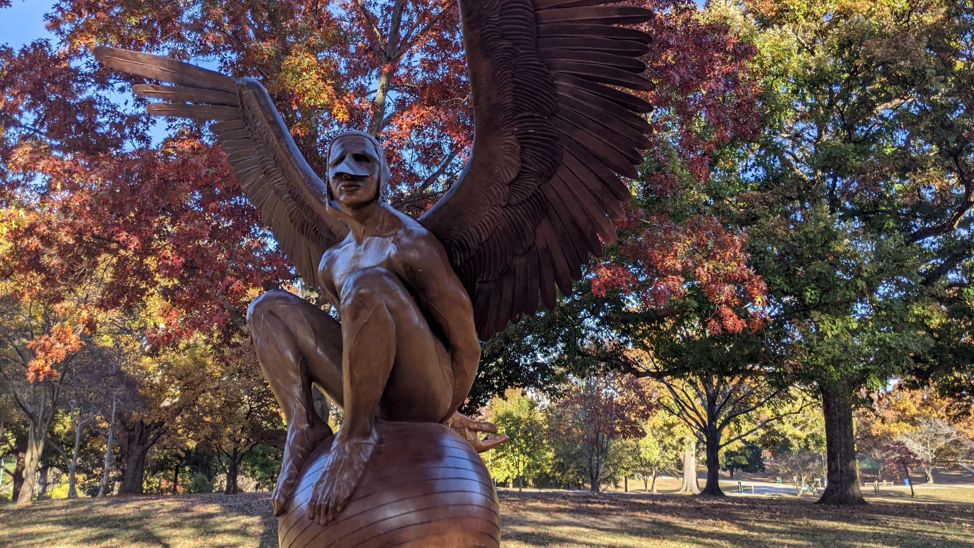 Wings of the City statue Bernardo Oriental with fall leaves